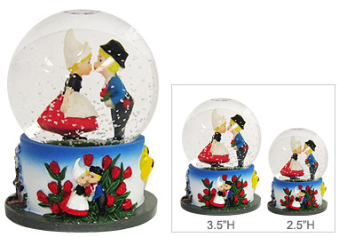 Dutch Boy & Girl Kissing Snow Globe, 2.5H